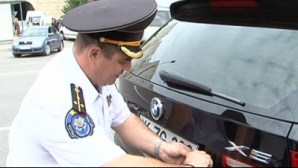 Дорожным полицейским запрещено курить, жевать резинку и иметь при себе более ста леев