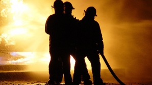 На Чеканах загорелся завод по производству железных ограждений