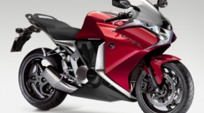 Житель столицы чуть не лишился мотоцикла, оставив его без присмотра