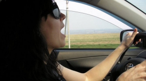 Ученые: Пение за рулем повышает риск попасть в аварию