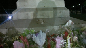 Должностные лица поклоняются памятнику Штефану чел Маре, не замечая важную деталь 