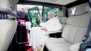 Папе Римскому подарили электрофургоны Renault