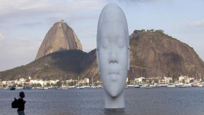 На пляже в Рио установили скульптуру в виде гигантской головы девочки