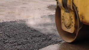 Пьяный водитель врезался в столице в асфальтоукладчик