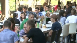 После торжественной линейки сотни учащихся отмечали День знаний в кафе и барах