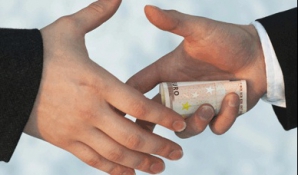 Полицейский из Бельц вымогал талоны на 10 литров бензина, 500 леев и 100 евро