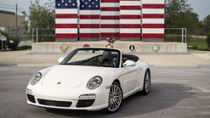 Кабриолет Porsche с центральным расположением водительского кресла