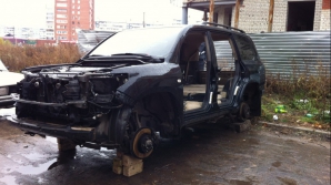 В российском Тольятти воры разобрали припаркованный внедорожник (ФОТО)