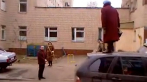 Старушка взобралась на крышу BMW X5 (ВИДЕО)