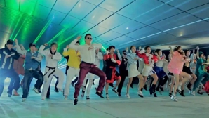 Тысячи человек танцевали на улицах Сеула, продвигая местный фестиваль