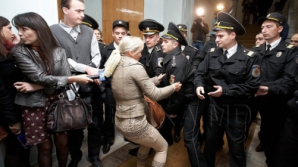 Фоторепортаж о том, как Майя Лагута борется с полицейскими