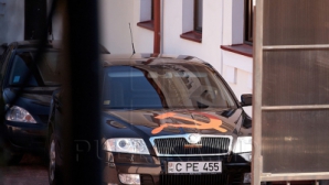 Один из коммунистических лидеров Молдовы прилепил серп и молот на капот машины (ФОТО)