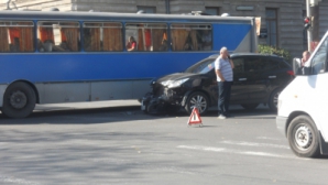 В центре Кишинева столкнулись автобус и легковая машина
