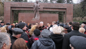 Члены ПКРМ возложили цветы к памятнику Ленину   