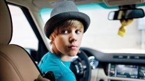 Джастин Бибер чудит на дороге (ВИДЕО)