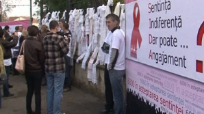 Активисты НПО завязали на заборе минздрава полотенца в знак недовольства лечением ВИЧ-инфицированных