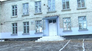 Несколько учителей гимназии в Резине ходят на работу, хотя в школе нет учеников 