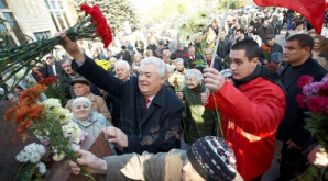 Пламенные речи и цветы у памятника Ленину ФОТОГАЛЕРЕЯ