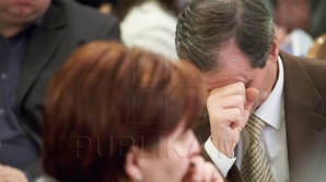 Чиновники столичной мэрии на заседании рассматривают ногти и скучают (ФОТОГАЛЕРЕЯ)