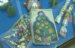 В музее истории проходит выставка ёлочных украшений и открыток разных эпох