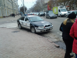 Автомобиль дорожной полиции припаркован в неположенном месте (ВИДЕО)