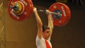 Артем Пипа завоевал серебряную медаль ЧЕ по тяжелой атлетике 