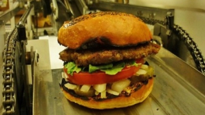 Появился робот, изготавливающий 360 гамбургеров в час