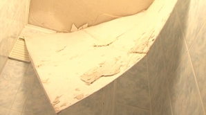 Из-за работ по строительству мансарды у жильцов верхнего этажа одного из столичных домов обвалился потолок