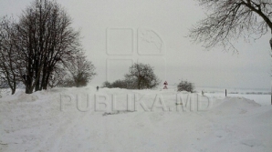 Депутаты игнорируют предупреждения минтранспорта и направляются по сугробам в Бельцы, Резину и Сороки