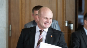 Восемь депутатов ЛДПМ не проголосовали за отставку Архипа