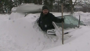 Съемочной группе Publika TV помогли выбраться из сугробов (ВИДЕО)