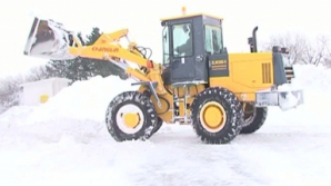 Сотни спасателей и полицейских работают в режиме нон-стоп для того, чтобы добраться до людей, застрявших в пути из-за непогоды