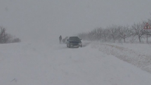 Множество национальных дорог до сих пор остаются заблокированными из-за снежных заносов