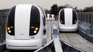 По лондонскому Хитроу люди передвигаются на беспилотных такси