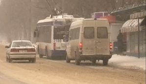 Выпавший снег создал проблемы на дорогах и во дворах домов