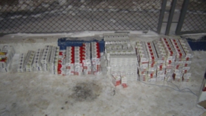 Двое молдаван попытались вывезти из страны свыше двух тысяч пачек контрабандных сигарет 