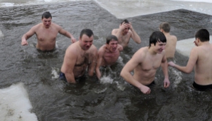 Православные верующие окунулись в холодную воду, чтобы смыть грехи (ВИДЕО)