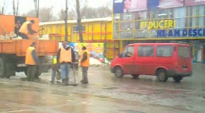 Ремонт дорог по-молдавски продолжается: рабочие "трудятся", невзирая на погоду