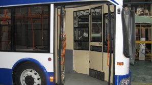 Из-за снега в столичных троллейбусах скапливается грязь