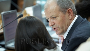 "Решение вызвать с отчетом министра Усатого принято в соответствии с регламентом"