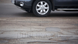 Autostrada.md: Машина с правительственными номерами едет по встречной (ФОТО)