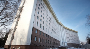 Фоторепортаж о нынешнем состоянии здания парламента, пострадавшего в апреле 2009