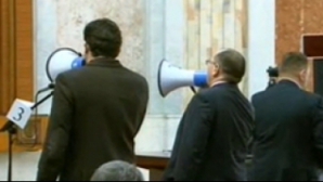 В работе парламента была объявлена пауза из-за коммунистов (ВИДЕО)