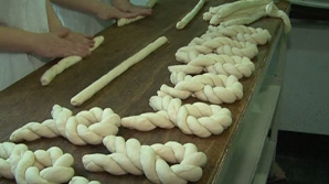 В канун Рождества хлебокомбинаты пекут тысячи рождественских калачей 