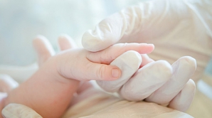 В Индонезии требуют расследовать гибель новорожденной