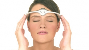 Бельгийские ученые представили очки-обруч, который позволит справиться с мигренями