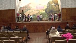 Танцевальный ансамбль из Ворничен репетирует в холоде, на дырявой сцене, уворачиваясь от падающей штукатурки 