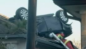В США автомобиль упал на крышу дома 