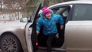 Ролик с 8-летней девочкой за рулем шокировал интернет и вызвал интерес у инспекторов