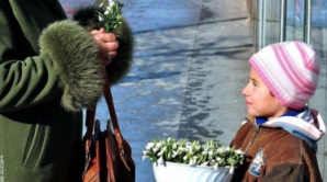 Десятки детей продают подснежники на обочинах национальных дорог 